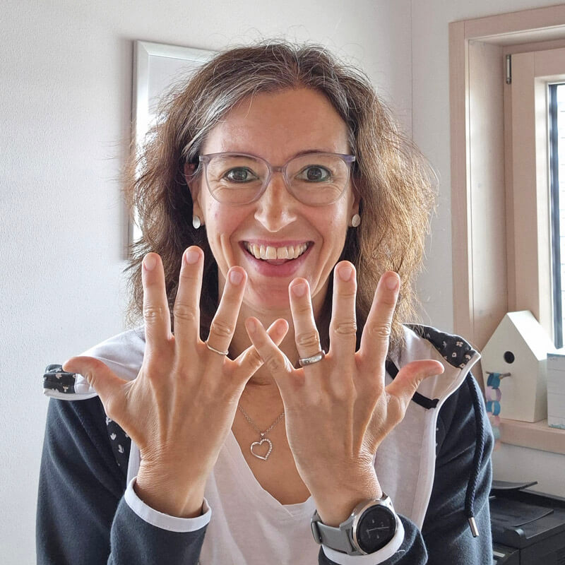 Evelyn Großmann zeigt zehn Finger – symbolisch für zehn Dinge, die Kundinnen von ihr haben