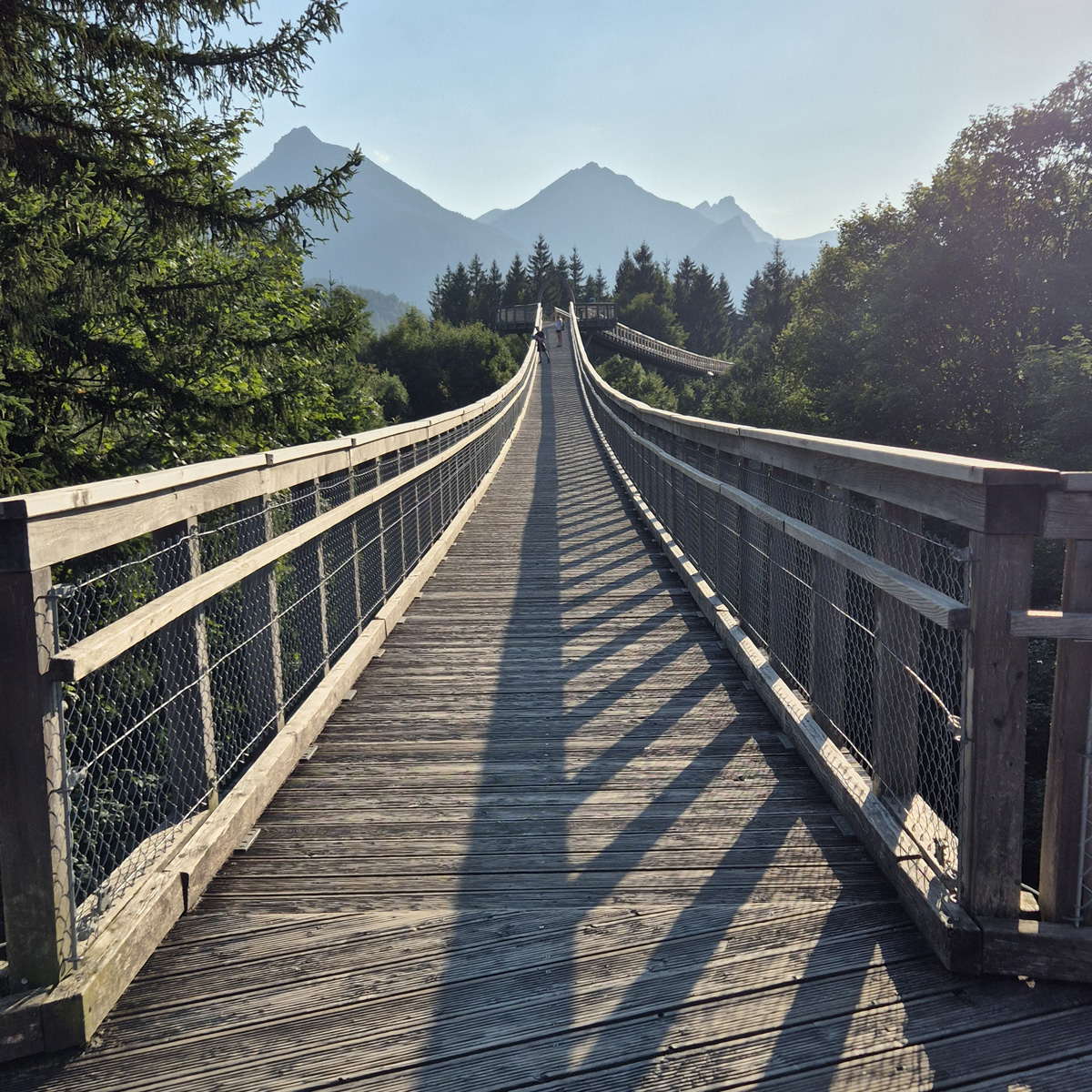 Businessaufbau-Coaching "Dein Business, Dein Weg" mit Evelyn Großmann "Dein Business, Dein Weg" Businessaufbau-Coaching, Brücke im Abendlicht, im Hintergrund Berge