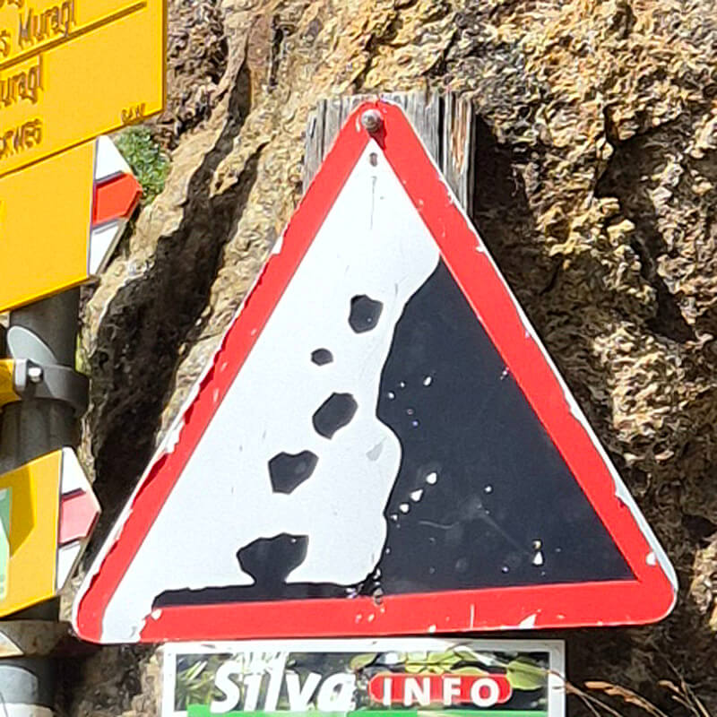 3 Tipps gegen die Angst beim Elevator Pitch Schild "Felssturz" als Symbolbild für die Angst vor dem Elevator Pitch.