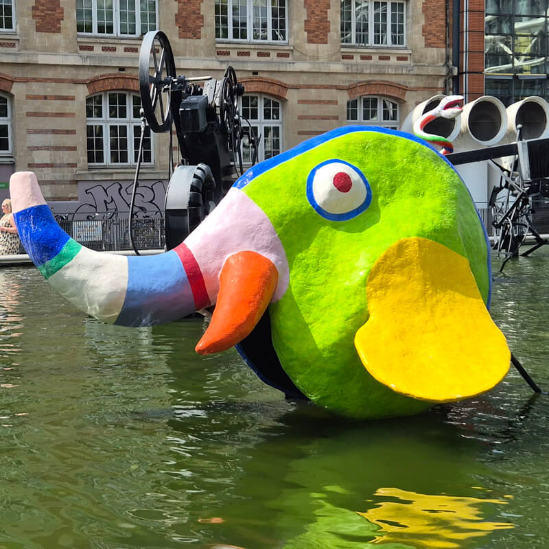 2025-11-17_gruendunghatvielegesichter Bunte Elefantenskulptur in Brunnen als Metapher für "Gründen hat viele Gesichter".