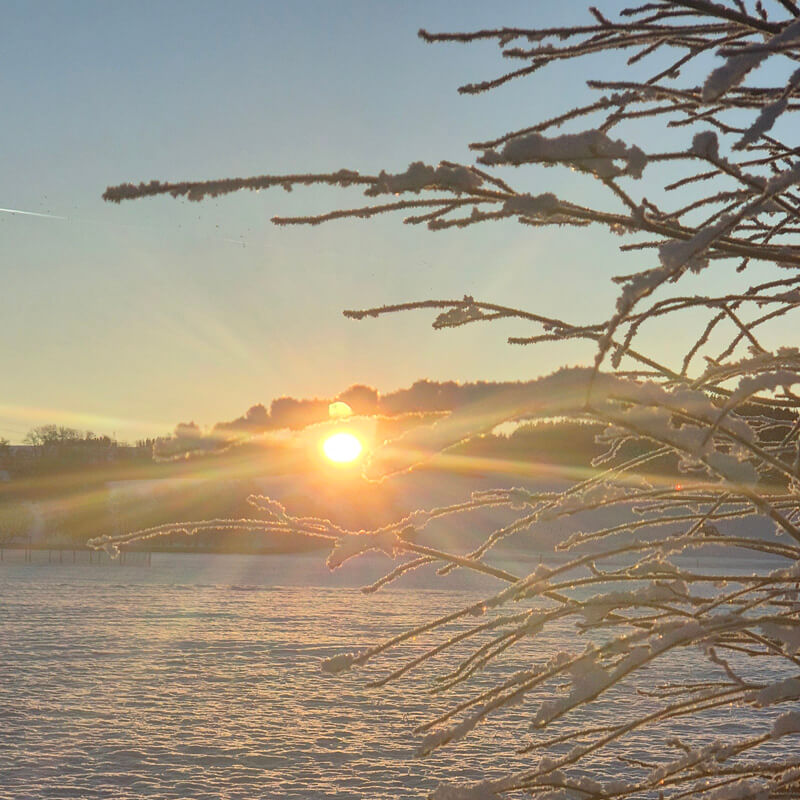 2025-12-01_gutetextesstartenmitstrategie Sonnenaufgang über Schnee als Metapher für gute Texte, die mit Strategie beginnen