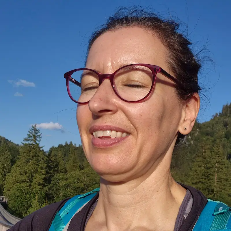 Evelyn Großmann Businessaufbau-Coach Evelyn Großmann Businessaufbau-Coach, mit geschlossenen Augen an der Natur, die Sonne genießend und zufrieden