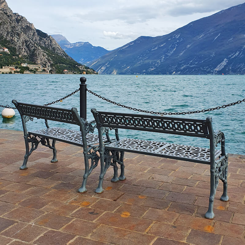 Zwei leere Bänke am Seeufer als Symbol für die Wahl des richtigen Businessaufbau-Coachings