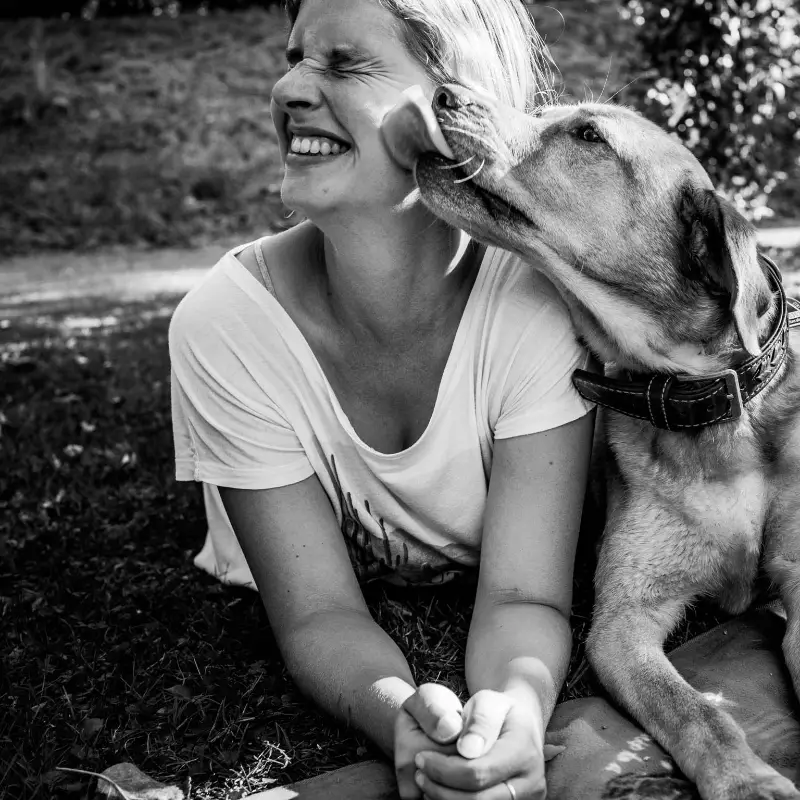 Portrait der Fotografin Sandra Neher mit Hund 