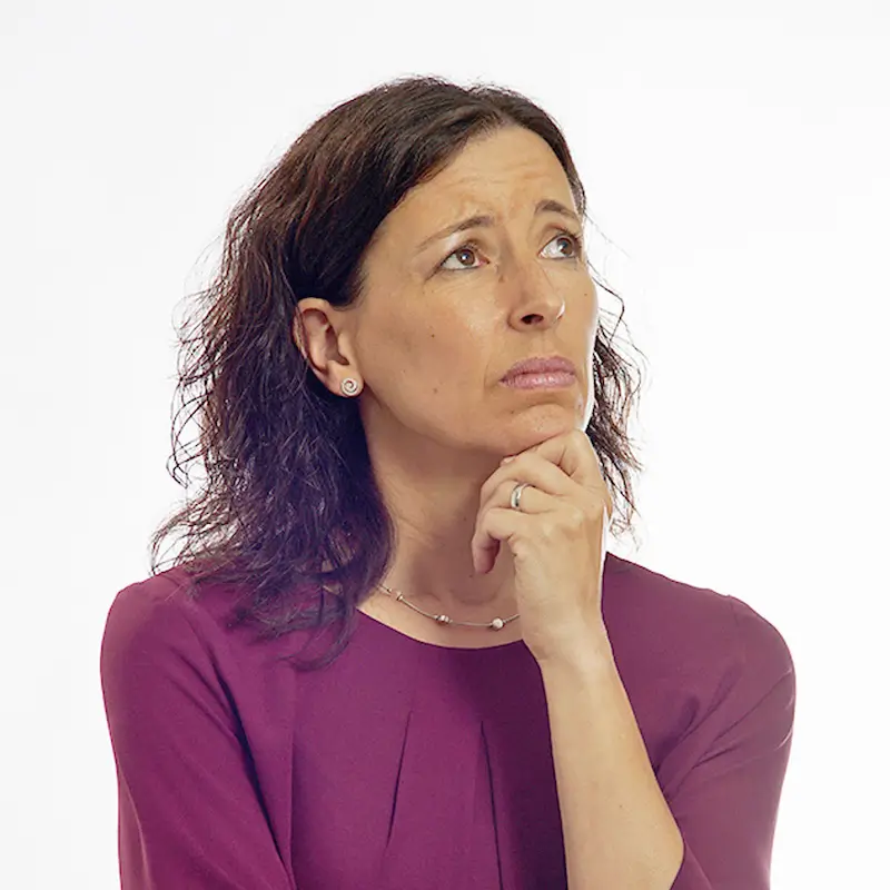 Evelyn Großmann Businessaufbau-Coach Evelyn Großmann, Businessaufbau-Coach, stützt das Kinn nachdenkllich und mit unsicherem Blick auf eine Hand
