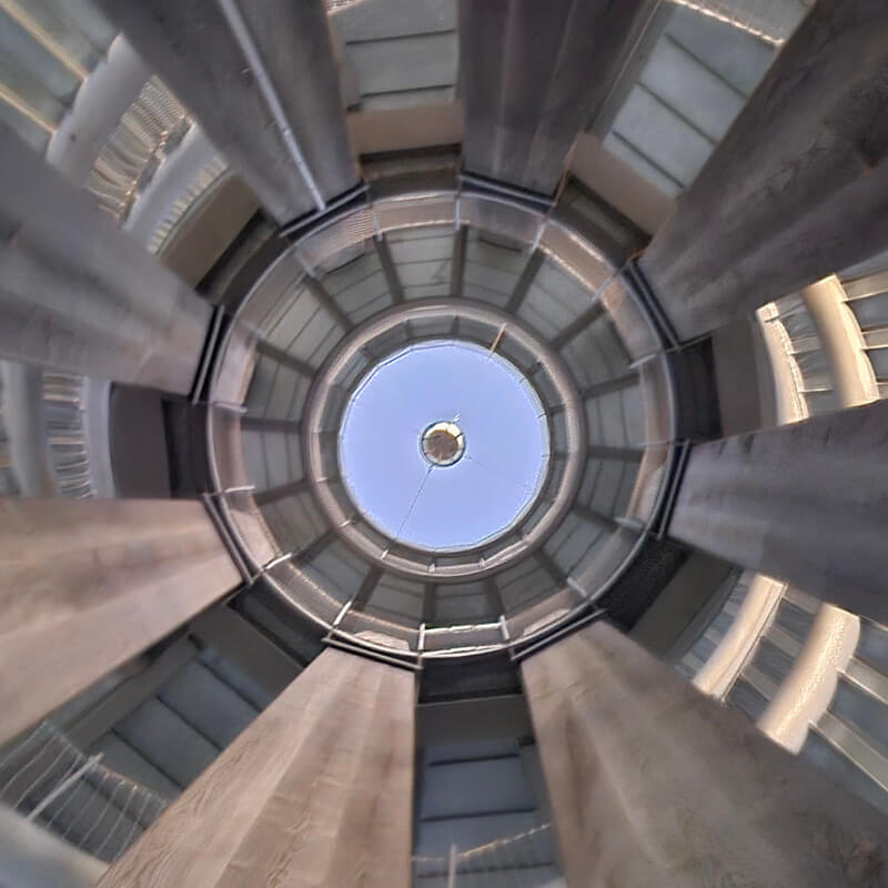 abstrakt wirkendes Bild durch einen runden Turm gen Himmel als Symbol für Sichtbarkeit im Business